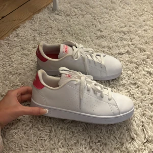 Adidas skor - Använda max 5 gånger, strl 38💘