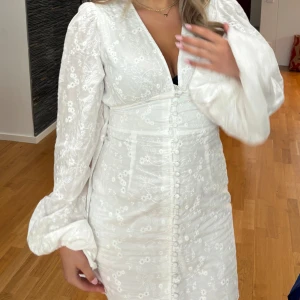 Adoore klänning  - Säljer min fina klänning, slutsåld på hemsidan, använd 1 gång 