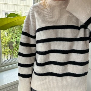 Randig Stickad Tröja 🖤🤍 - Jättefin svart/vit randig stickad tröja från Zara!! Storlek S 💕Bra skick men lite nopprig på vissa ställen!! 