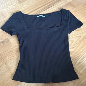 Söt topp  - Söt topp från zara med en fyrkantig nacklinje. Använd 1 gång