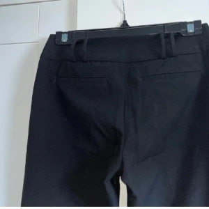 Lågmidjade kostymbyxor - Jag säljer mina svarta lågmidjade Esprit kostymbyxor i modellen LUELLA i storlek 36💕 Nypris för dessa är 700 kr. Säljs pågrund av att de är för små på mig. Använda cirka 5 gånger.