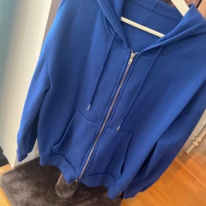 Zip hoddie - Zip hoddie i mörkblått 