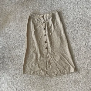 Gina Tricot, kjol - Beige kjol från Gina Tricot. Använd ett fåtal gånger. 