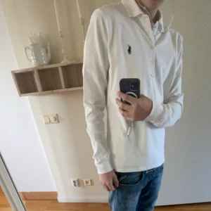 Ralph lauren långärmad piké  - Säljer nu denna stilrena lång ärande Ralph lauren piken! Skick-9,5/10. Nypris-1900 Mitt pris-449! Kom privat för fler frågor eller funderingar!