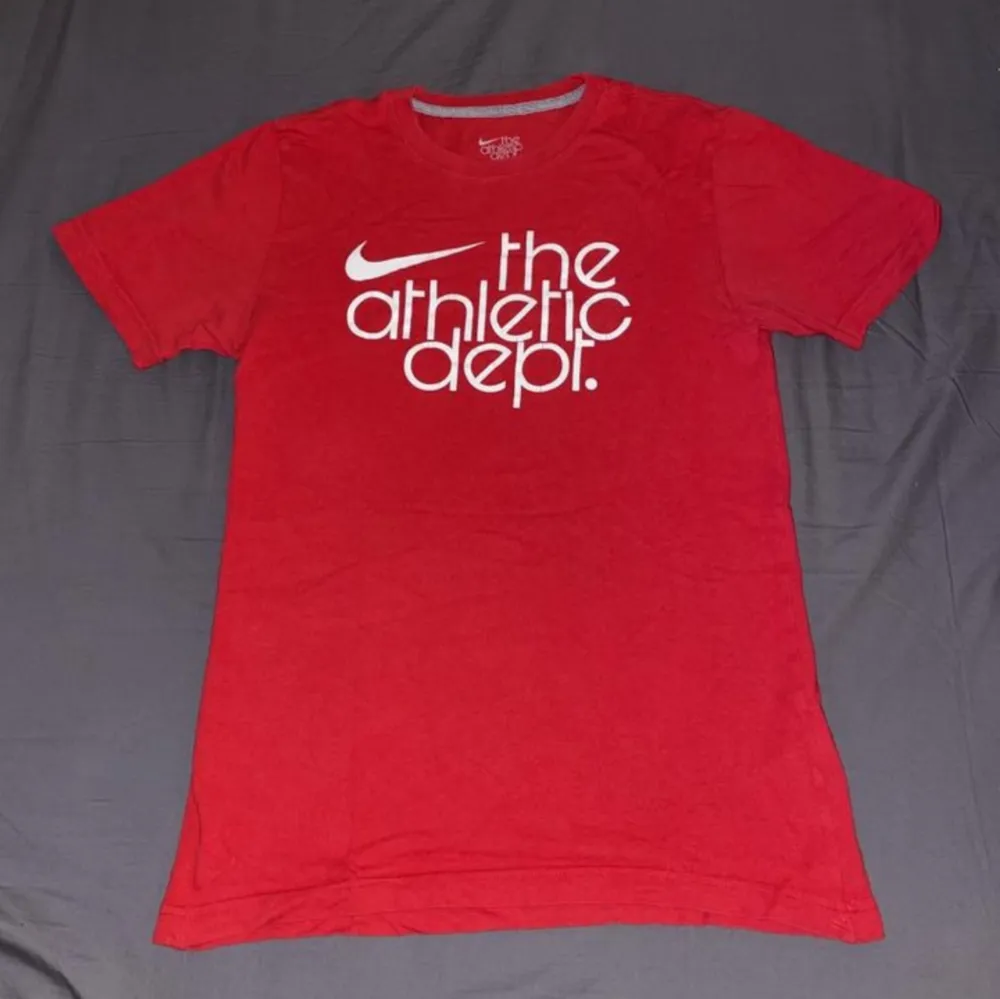 Nike röd t-shirt (herr) i storlek S. I mycket gott skick.. T-shirts.