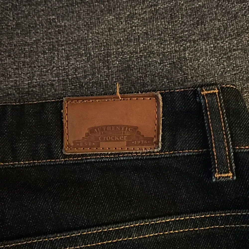 Storlek 34, oanvända, mörkblå, low waisted, gammal modell . Jeans & Byxor.