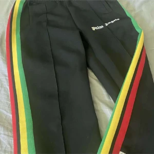 Palm angels byxor - Feta moncler jamaican designed byxor! Knappt använda och skicket är som nytt. Original förpackning och tags följer med!