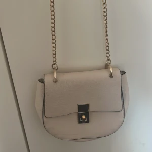 väska💗 - krämvit väska med gulddetalj, bra skick, skriv vid frågor💕