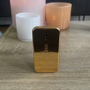 Paco Rabanne One Million - Paco Rabanne One Million 50ml. Väldigt mycket kvar i flaskan. En hyfsat söt och populär parfym. Kan användas vardagligen men även kvällar då man vill lukta lite extra gott. Nypris 629kr