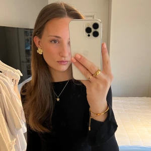 Blom örhängen guld - Örhängen i rosfrittstål, aldrig använda! Går bra att trycka på ”köp nu”💛