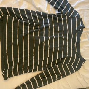 Randig tröja - Säljer denna jätte fina randiga tröjan. Den är köpt på Cubus för 200, säljer pågrund av att jag inte använder den. Skriv för fler bilder och eventuella imperfektioner. Går att pruta, använd köp nu, köpare står för frakt.