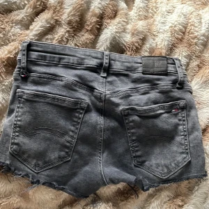 Jeans shorts - Säljer mina Tommy hilfiger jeans shorts som jag har klippt själv, säljer de eftersom jag har växt ur dom❤️❤️pris kan diskuteras 