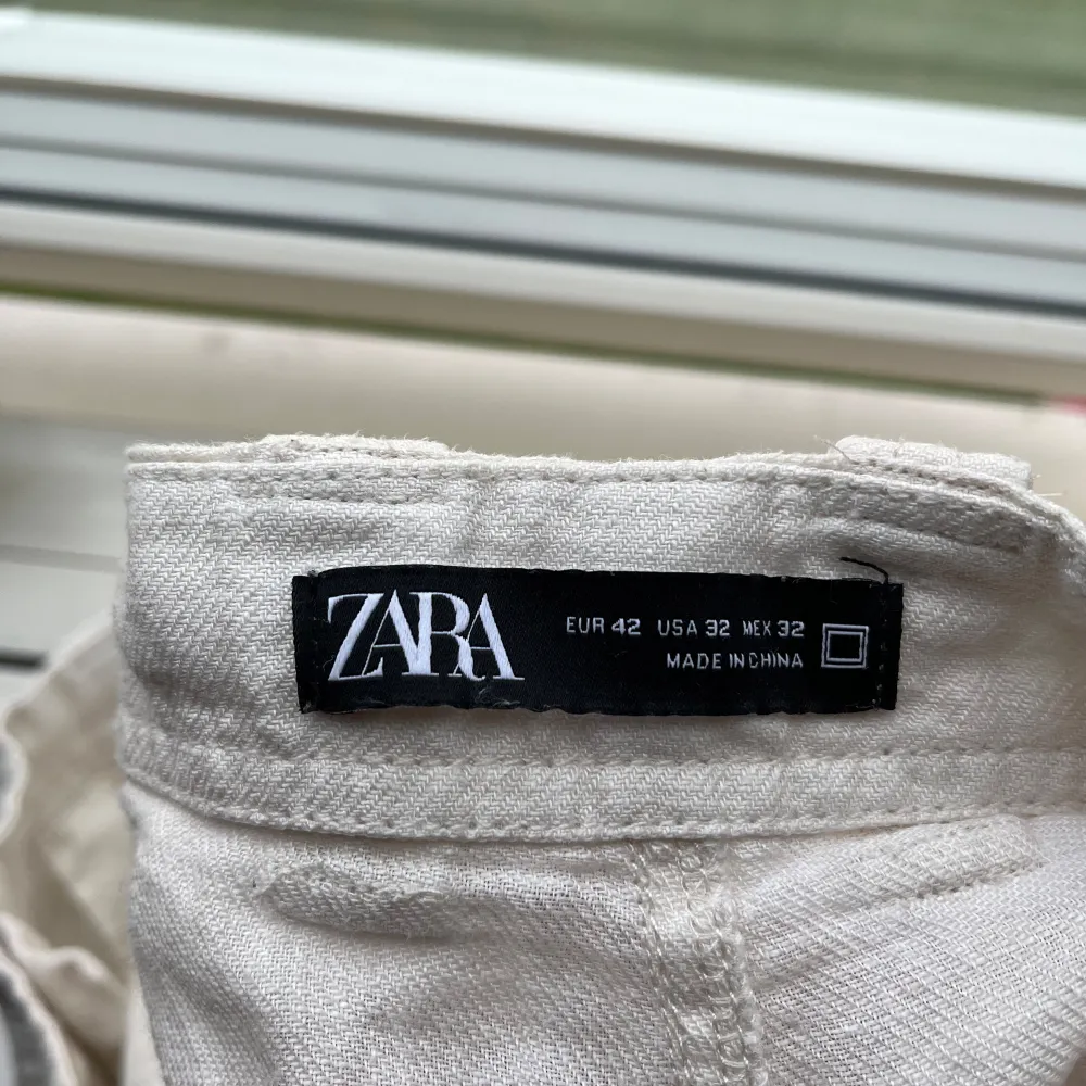 Snygga linnebyxor från Zara som tyvärr var för små för mig! Helt nya har bara legat i garderoben i 3 veckor. De är i storlek 42. Farkut & Housut.