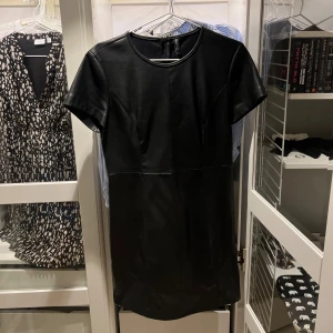 Klänning från Only  - Skinnklänning från Only i storlek 38. Endast använd en gång 💕 Kan både posta och mötas upp och kan även skicka fler bilder om det önskas! 