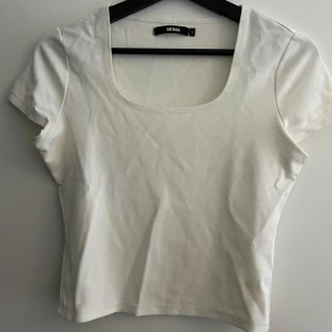 Vit t-shirt - T-shirt från Bikbok. Knappt använd
