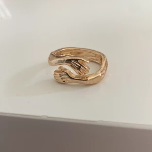 En ring från SHEIN  - Jag säljer en ring från SHEIN det är två händer som typ kramas och är väldigt fin till det mesta. Köpt är köpt