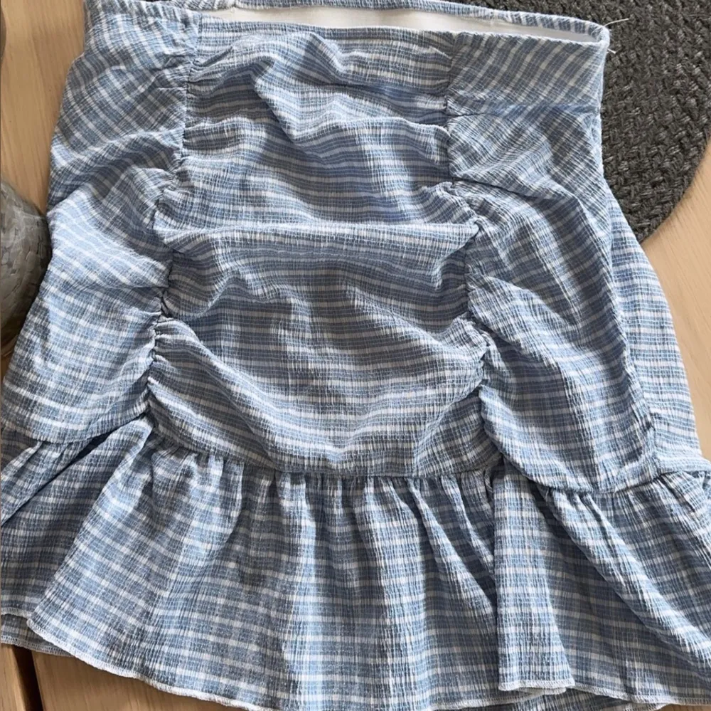 Helt ny kjol med lappen kvar från Gina, strl S, säljes för 70 kr. Kjolar.