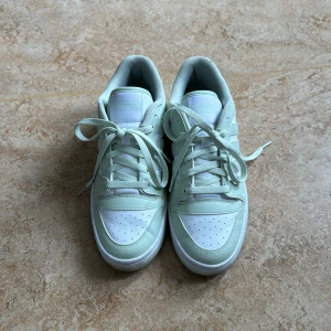 Adidas sneakers - Sneakers i storlek 40 från adidas.  Sparsamt använda. Pris är diskuterbart