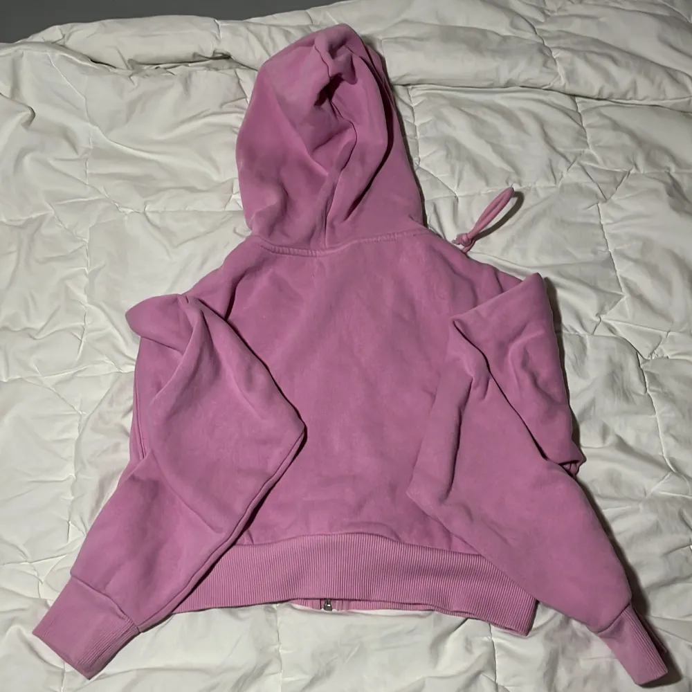 Bra skick. Köpt ca 1 år sedan på Zalando. Cropped fit med bra passform. . Hoodies.