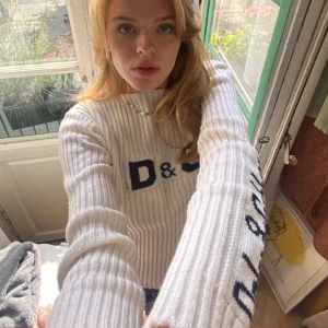 Dolce & Gabbana tröja - Säljer min Dolce Gabbana tröja! Står storlek XL, jag är dock mer S/M💗 vill man ha en mer figurnära look så passar det större storlekar bättre! (Köpt second hand så jag vet helt ärligt inte om den är äkta) skriv gärna vid frågor! Köpare står för frakt