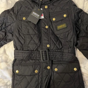 Barbour jacka barn - Helt ny barbour jacka för barn. Storlek M i barn storlek (motsvarar ålder 8-9 som det står på ettiketen. 