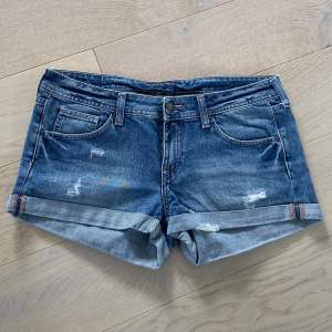 Säljer nu dessa lågmidjade jeansshorts med slitningar i storlek 38 från märket division.💙