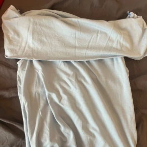 Off shoulder top! - Nyskick, Storlek M men passar S också Babyblå💕 New yorker