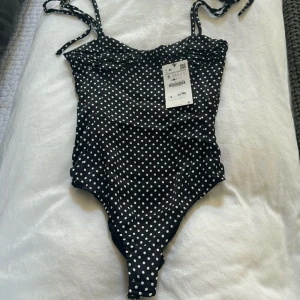 Prickig body  - Säljer nu denna prickiga bodyn i satin från zara. Storleken är S. Passar perfekt till festligare tillfällen!🖤🤍🪩