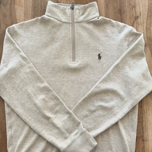 Ralph lauren zip - Säljer en perfekt polo Ralph lauren half zip till sommaren i Xs. Nypris: 1800 Mitt pris: 700