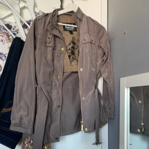 Barbour jacka dam - Säljer min fina barbour jacka perfekt för sommar tidig höst o sen vår. Storlek 36 Nypris 3520kr säljer för 300kr nyskick