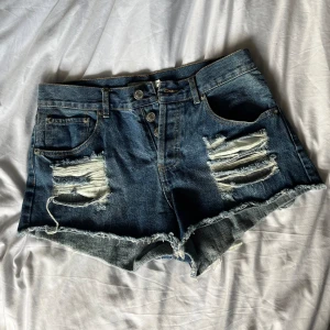 Jeansshorts  - Säljer dessa snygga jeansshorts från bikbok i storlek S. Knappt använda då de tyvärr inte sitter som önskat på mig. 