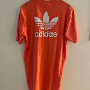 Adidas klänning  - Knappt använd klänning men har mindre synliga fläckar från hårfärg 