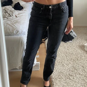 Svarta lågmidjade Jeans - Jättefina oanvända jeans från Gina Tricot! Kommer tyvärr inte till användning för mig och är i nyskick. Köptes för 500 och säljer för 150! 🖤