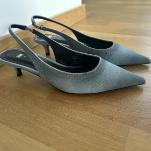 Klackskor  - Superfina klackar i jeans från Zara. Nästan helt oanvända men kommer tyvärr inte till användning 