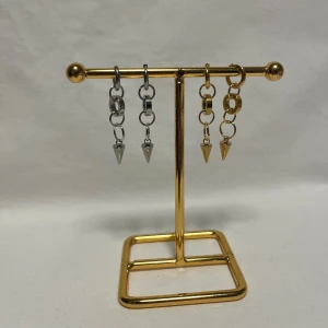 Örhängen  - Sjukt fina örhängen! Finns i guld och silver.  Köp för 99kr/st Eller 185kr/paret. Modell 146  Smyckes ställningen finns även att köpa för 299kr!