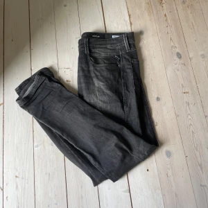 Replay anbass - Replay anbass jeans i grå/svart tvätt. Varan är sparsamt använd och följaktligen i bra skick, hör av er vid frågor👍