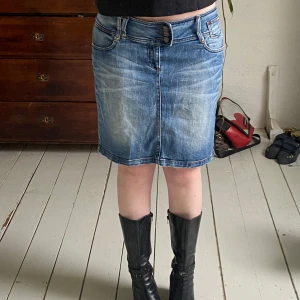 Jeanskjol  - Jättesnygg jeanskjol jag säljer då den är lite för stor för mig💔🖤 skulle uppskatta den till en storlek M💗