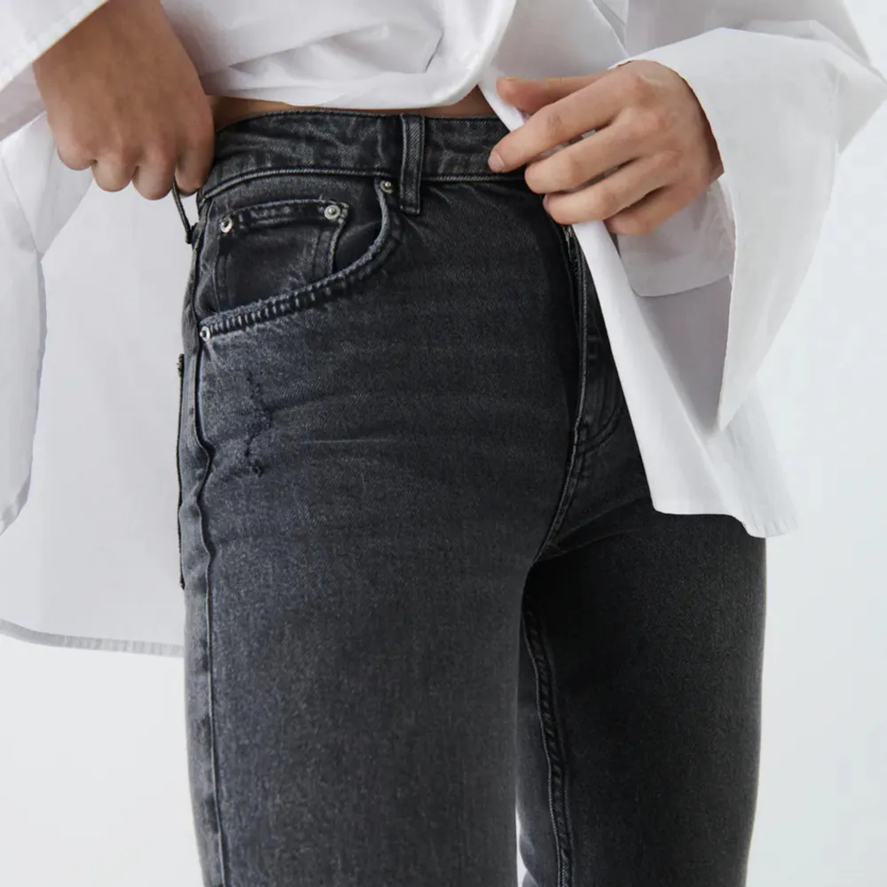 Utsålda mörkgråa Bootcut jeans från Gina Tricot ” Full Length Flare Jeans”. Nypris 499kr. Använda men väldigt fint skick. Storlek 36 men väldigt små i storleken så sitter som 34. Långa på mig som är 168cm. Tryck gärna på köp nu. . Jeans & Byxor.