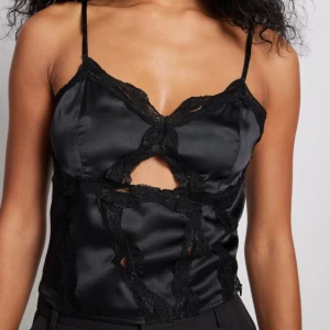 topp - superfint linne från nakd i storlek 34 som är helt oanvänt med lappar kvar. helt slutsåld på hemsidan. Nypris 249❤️