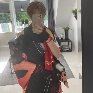 Säljer Kazuha Cosplay - Köpt från DokiDoki. Använt två gånger och är i okej skick. Små saker har blivit lagade, men inget märkvärdigt.  Peruk och skor ingår inte