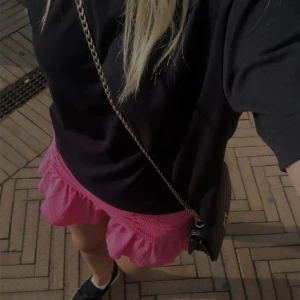 Rosa minikjol - Säljer denna superfina korta kjolen från Gina tricot, använda 1 gång så skicket är som nytt!💞