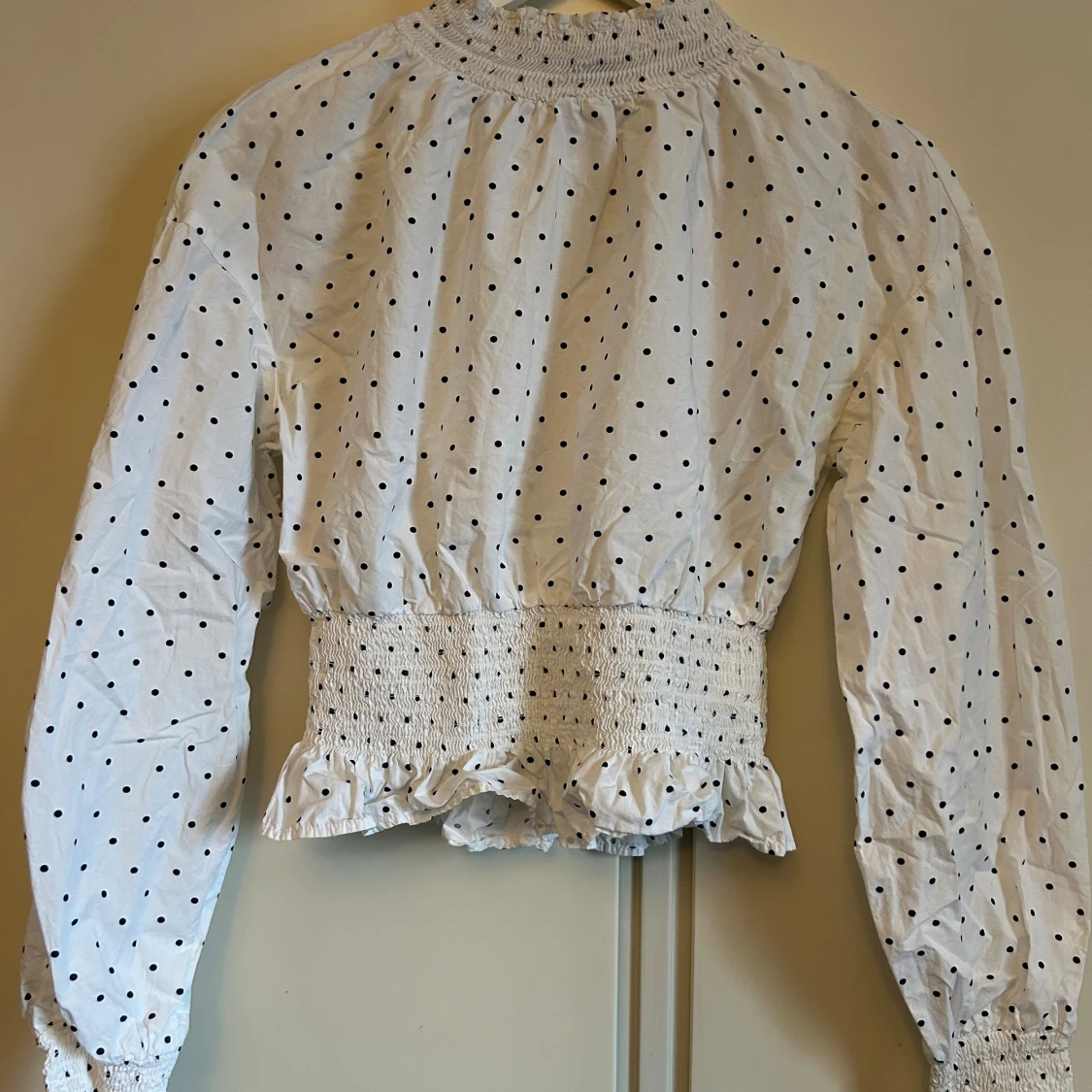 Vit och svartprickig blus