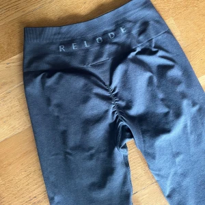 Relode  - Grå relode scrunch stl xs men passar s. I fint skick. Knappt använda. 