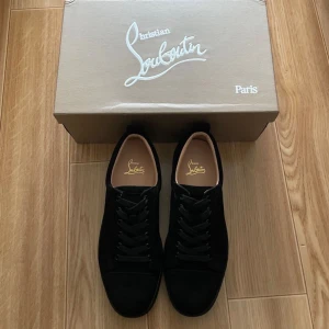 Christian Louboutin  - Säljer dessa helt nya christian louboutin skorna, för feta inför sommaren och helt ny, dustbox osv medföljer så klart kom dm