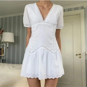 Klänning zara - Säljer denna super fina klänningen ifrån zara i storlek s som tyvärr inte får någon användning. Kan tänka mig sälja till ett bra pris vid snabb affär. Aldrig använd 