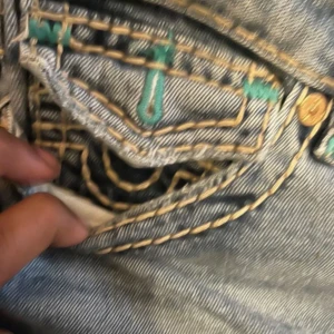 Billiga true religion jeans🇺🇸 - True religion jeans🇺🇸 dålig kondition, klippt där nere och hål (där av priset)🇺🇸 Storlek 32🇺🇸 