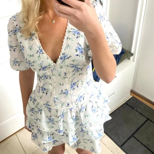 Klänning  - Säljer denna super fina blommiga klänningen då den tyvärr inte passar mig riktigt💐 jag på bilden är 170cm lång bär vanligtvis S💐 hör gärna av dig vid intresse eller fler funderingar💐 (Använd gärna ”KÖP NU”‼️