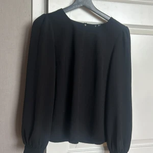 Svart blus med guldknappar - Denna blus säljs då jag inte längre använder den💕