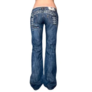 vintage lågmidjade musketeer jeans - Lågmidjade utsvängda bootcut unika jeans med jätte coola detaljer både framifrån och bakifrån från musketeer, och en jättesnygg wash strl 28 = XS eller en mindre S💕 // midja 36cm, innerbens 81cm, längd 99cm 
