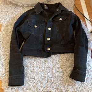 Snygg jeans jacka - Snygg jeans jacka i bra skick perfekt till sommaren!